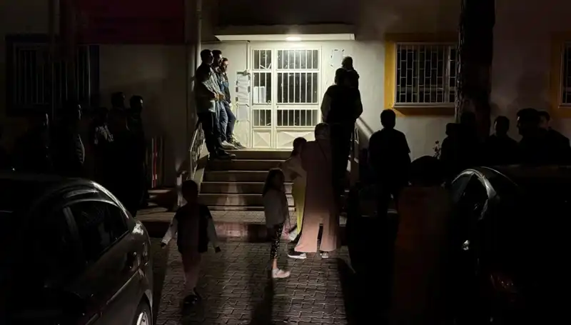 Anaokulu Kaydı İçin Gece Saatlerinde Kuyruğa Giren Aileler