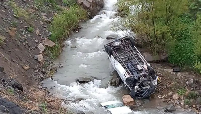 Hakkari'deki Minibüs Kazası: 2 Can Kaybı ve 3 Yaralı
