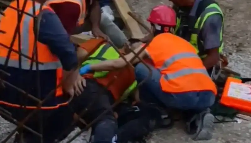 Adana'da İnşaat Alanında Tehlikeli Kaza: İki İşçi Yaralandı