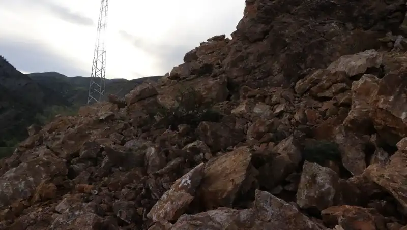 Erzurum'da Heyelan: Dev Kayalar Yolu Ulaşıma Kapandı, Endişeler Artıyor
