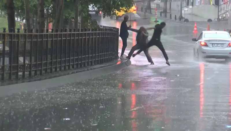İstanbul ve İzmir İçin Turuncu Kodlu Meteoroloji Uyarısı: Hazırlıklı Olun!