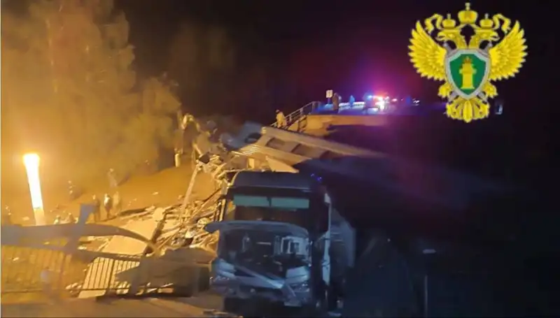Rusya'da Çöken Köprüler ve Raydan Çıkan Trenler: Faciada 7 Kişi Hayatını Kaybetti