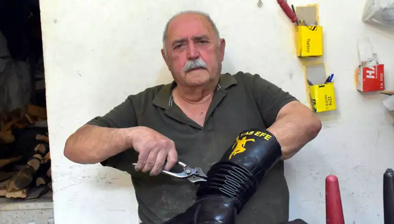Tire'nin Gururu Hasan Usta: 64 Yıldır El Emeğiyle Hayat Buluyor