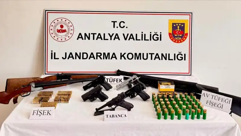 Antalya'da Ruhsatsız Silah Operasyonuyla 20 Kişi Gözaltına Alındı