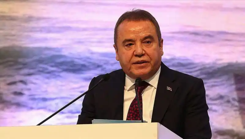 Muhittin Böcek: Antalya’nın Cesur Liderinin İnanılmaz Başarı Hikayesi